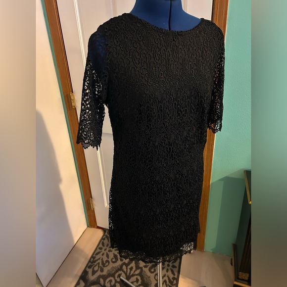 Black lace dress no tags or size but it fits me size 8. - Picture 4 of 4